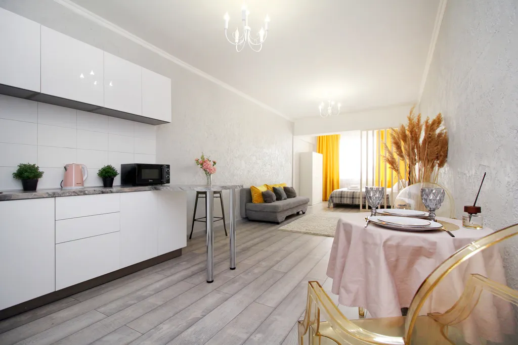 Квартира Студия, центр, с ярким акцентом — Алматы