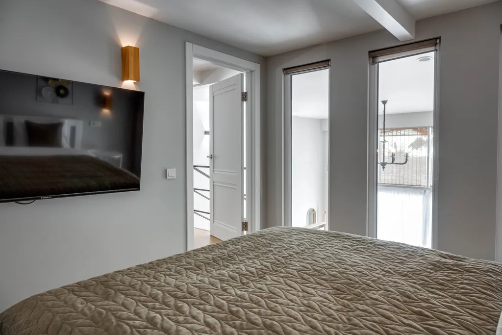 Однокомнатная двухуровневая современная квартира