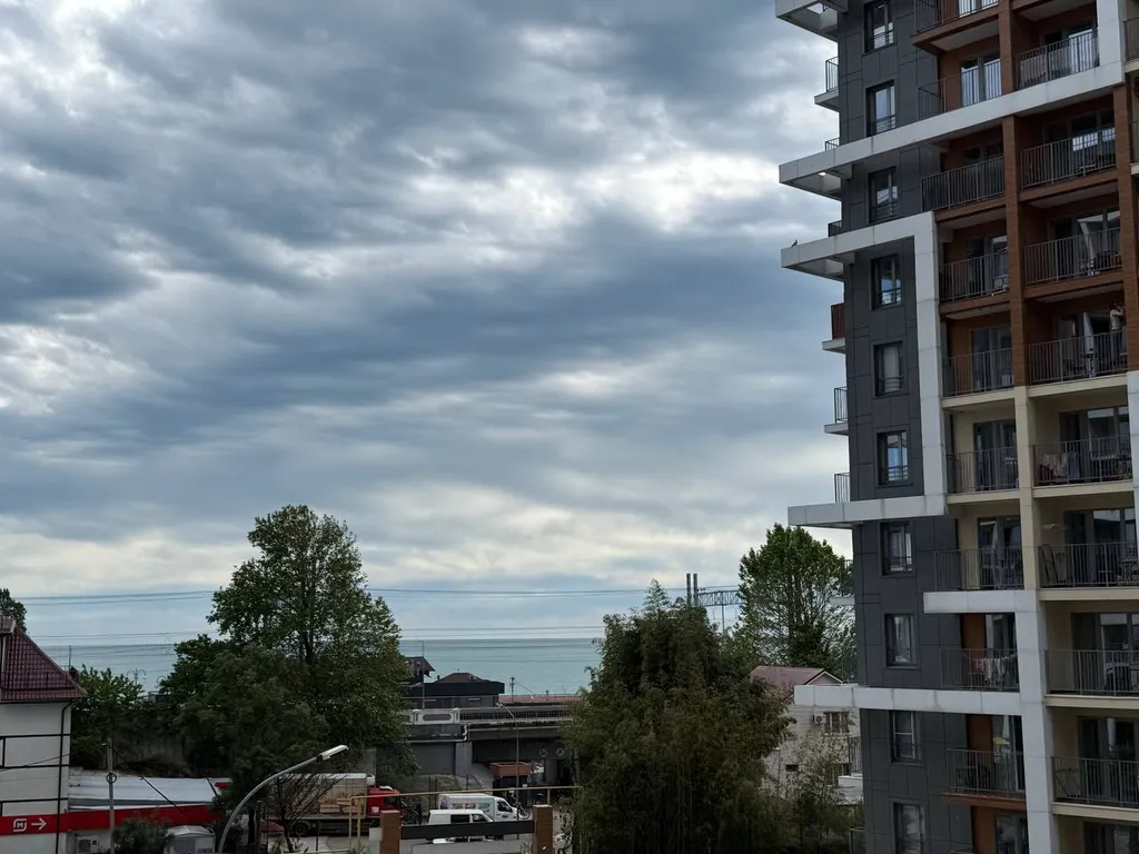 Уютная студия Лето с балконом, где вид на море, горы и бассейн