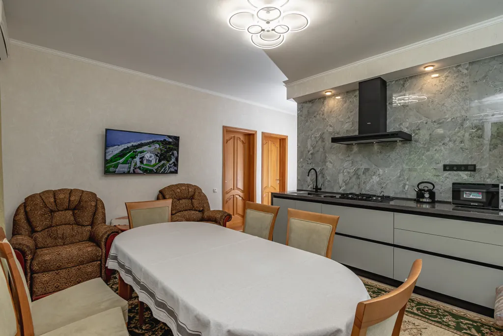 Уютные апартаменты в центре Ялты с видом на горы с 3-балконами