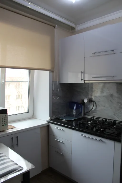 Уютная однокомнатная квартира в спокойном районе, с кроватью и диваном