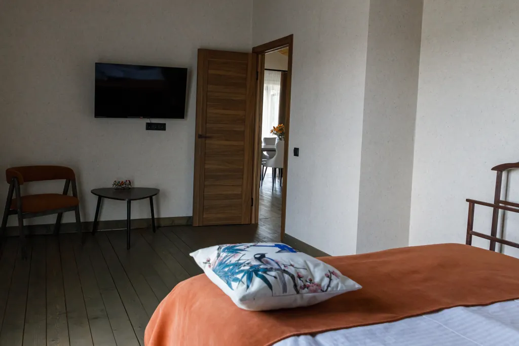 Просторный двухкомнатный коттедж 75 метров в лесу у пруда