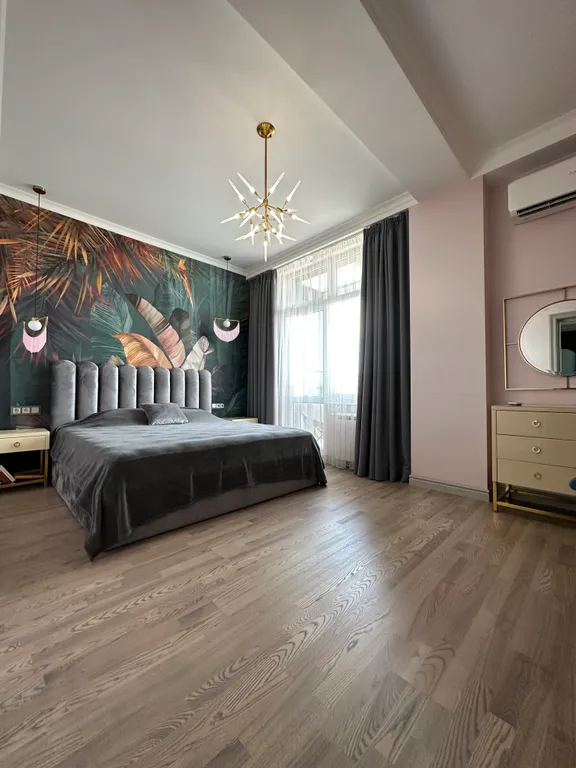 Дизайнерская большая квартира на берегу моря