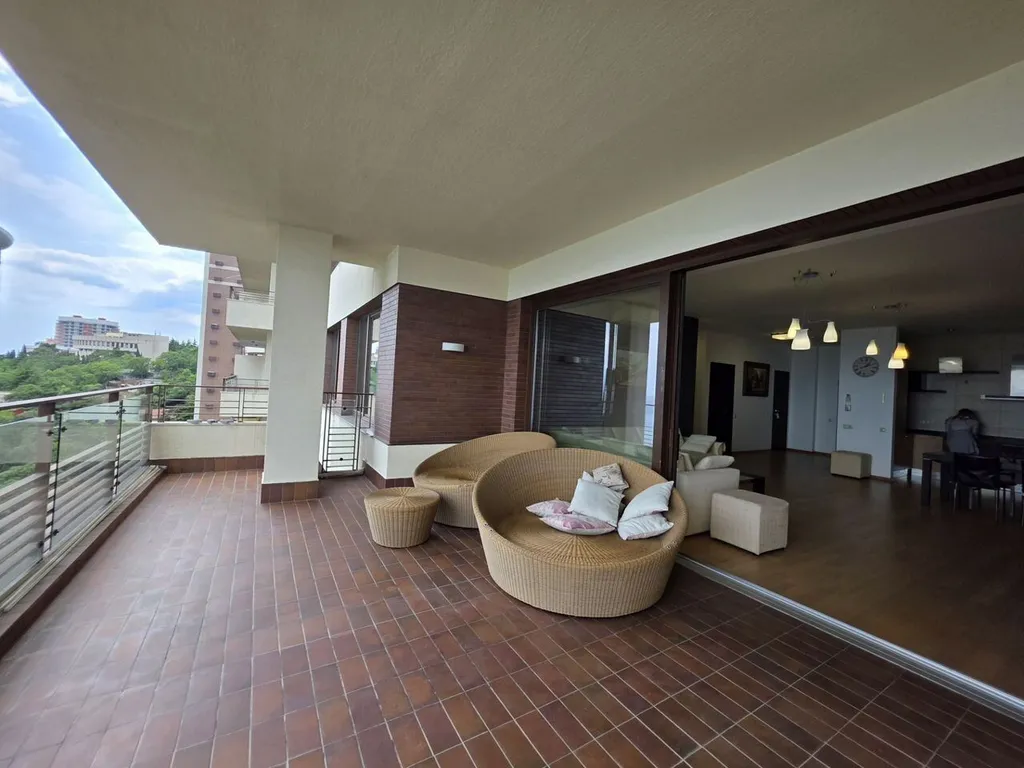 Просторная двухкомнатная квартира с видом на море