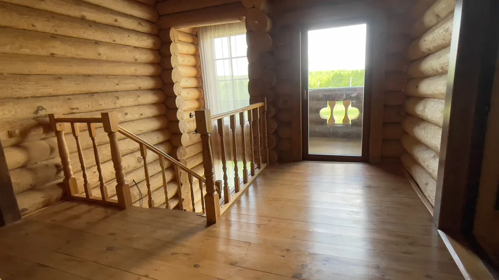 Загородный дом в лесу у реки