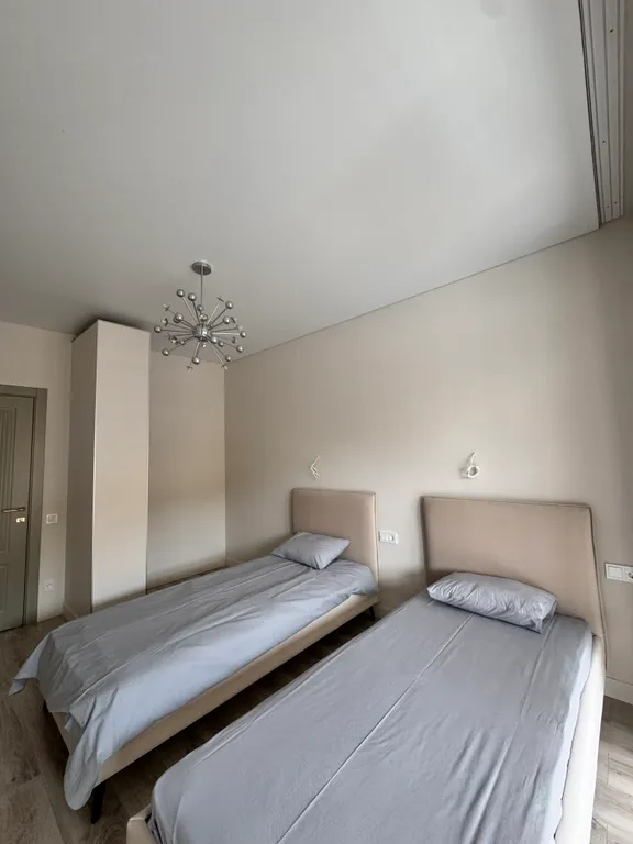 Большой загородный дом с бассейном, баней и рекой