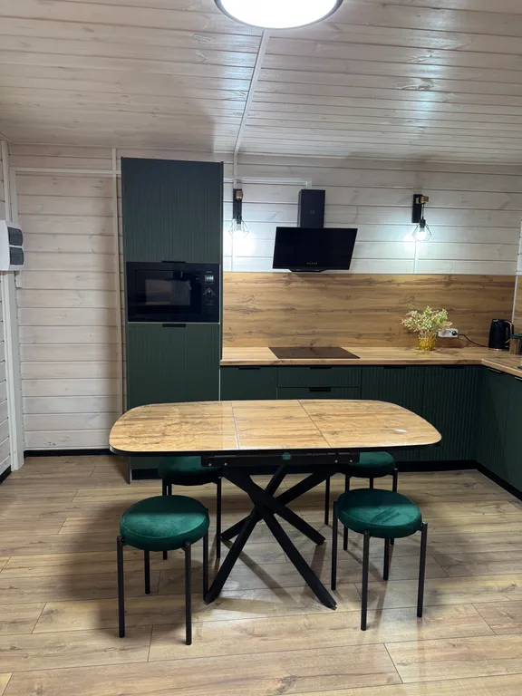 Уютный дом у реки