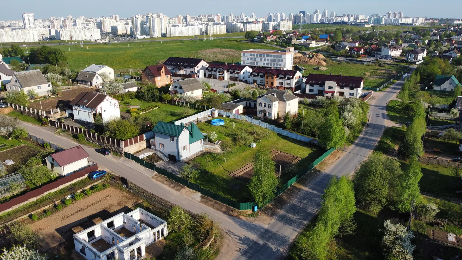 Вид сверху, заездная дорога .
