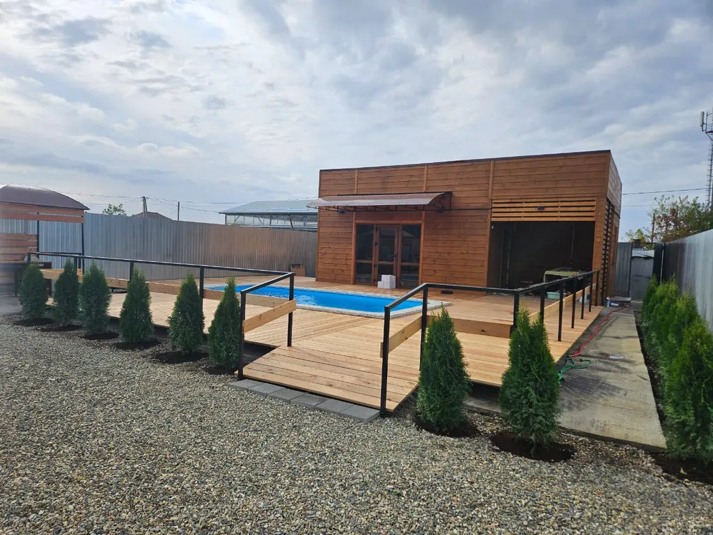 Деревянный домик Nur house с подогреваемым бассейном