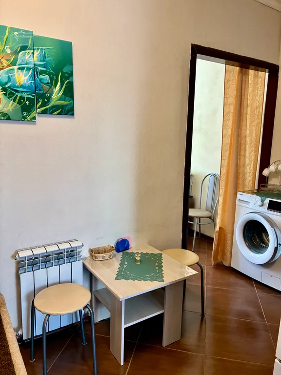 Уютная комната в частном доме со своим двором