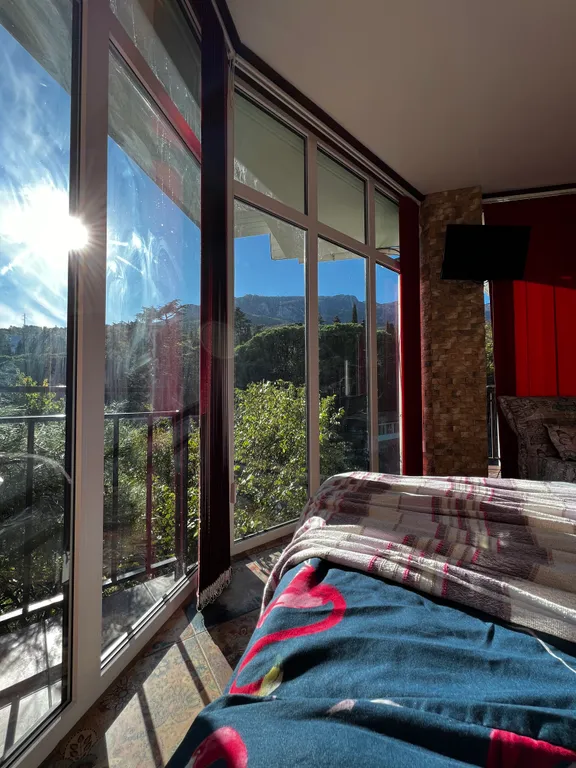 Студия с панорамными окнами и видом на горы