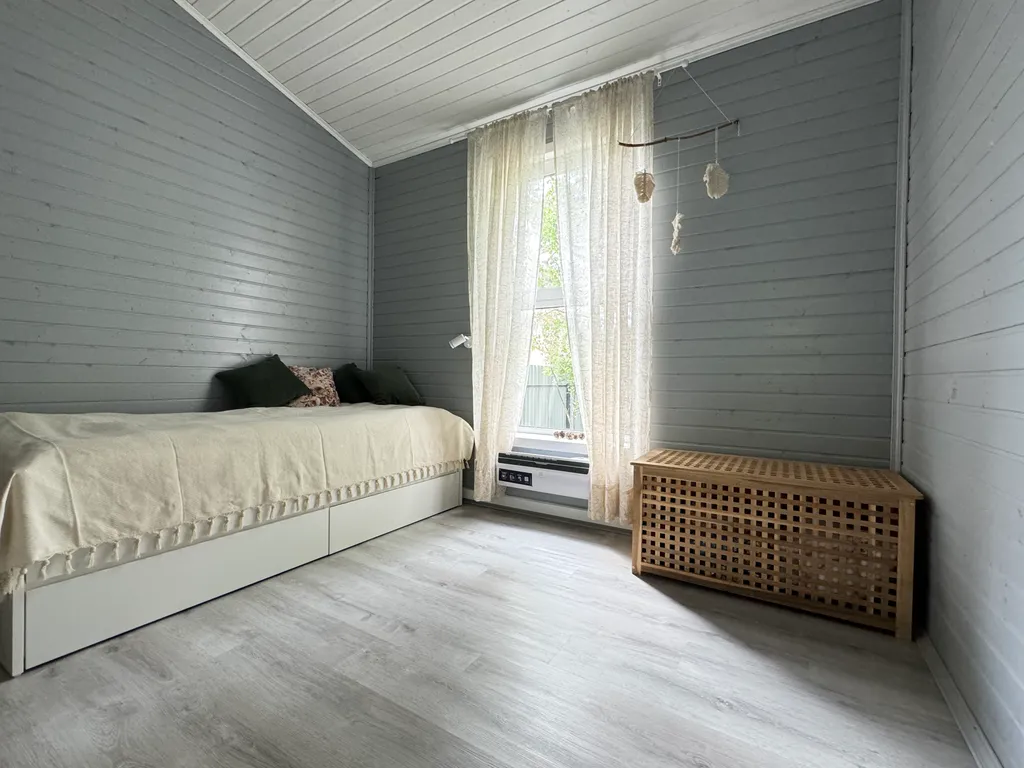 Большой дом среди сосен