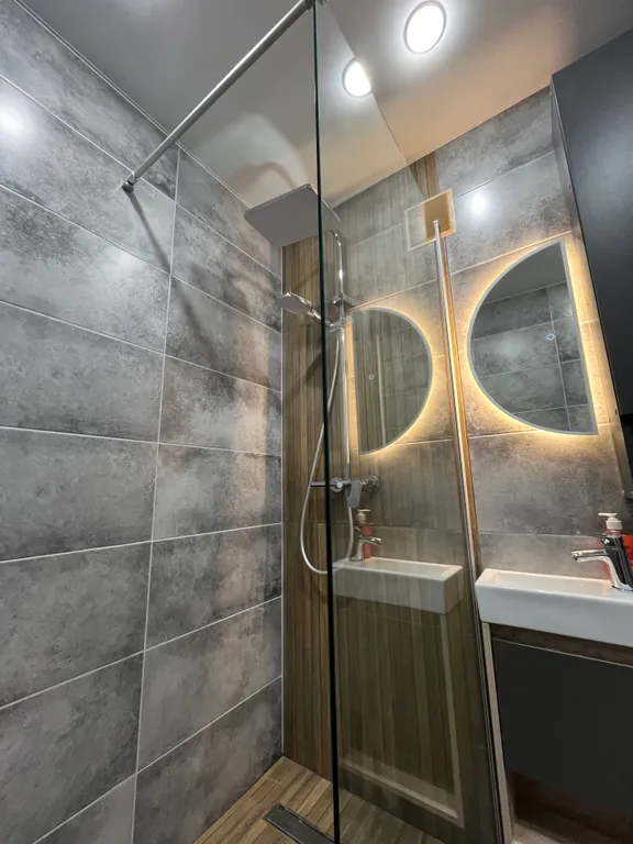 Студия в центре с дизайнерским ремонтом и балконом Город в городе