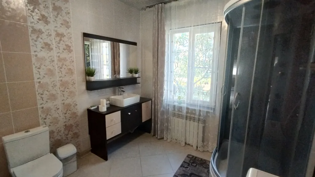 Домик прямо на берегу озера Тосканка