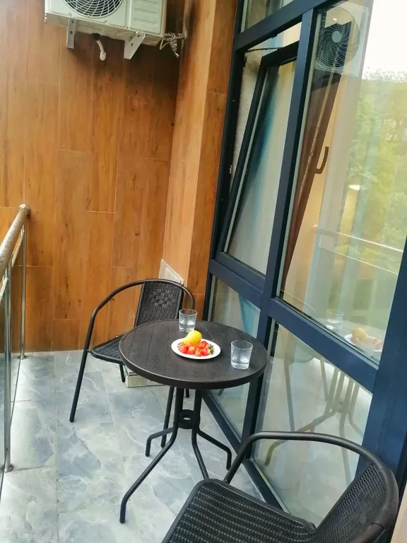 Уютная студия с видом на лес