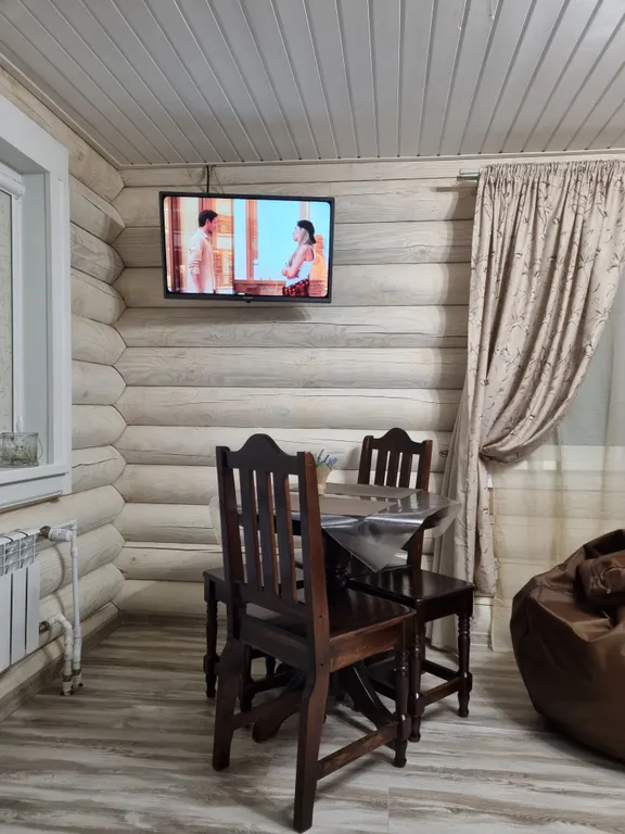 Уютный домик в лесу у пруда