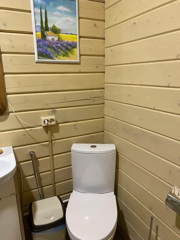 Уютный домик в лесу около реки