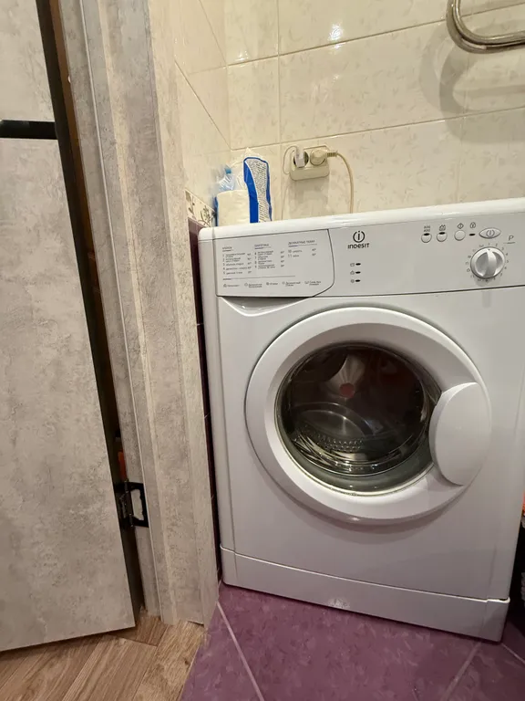 Студия - диван, стиралка холодильник, микроволновка