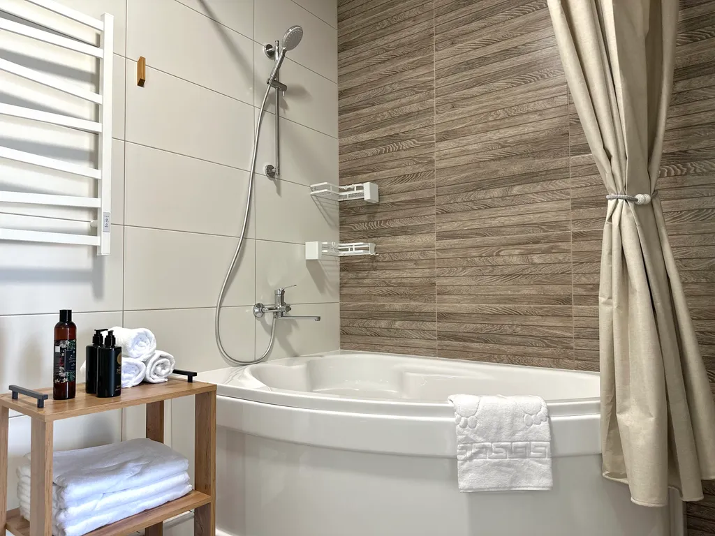 Коттедж Дом с подогреваемой купелью, уютным двориком и выходом в лес — Борисовка