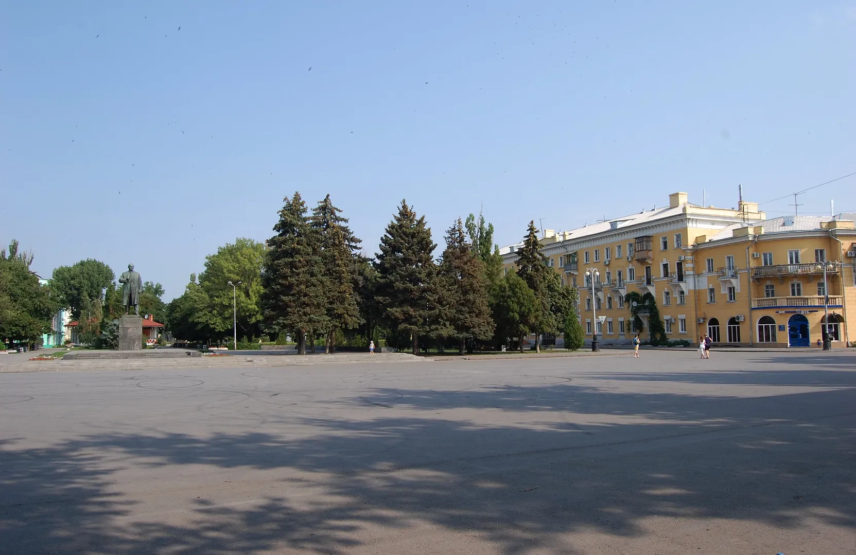 Рядом главная площадь города с фонтаном