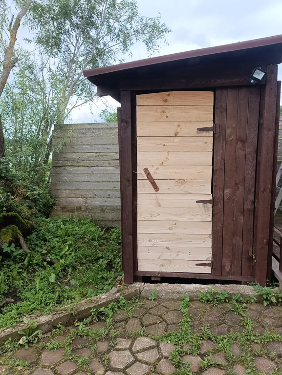 Домик в деревне на берегу реки