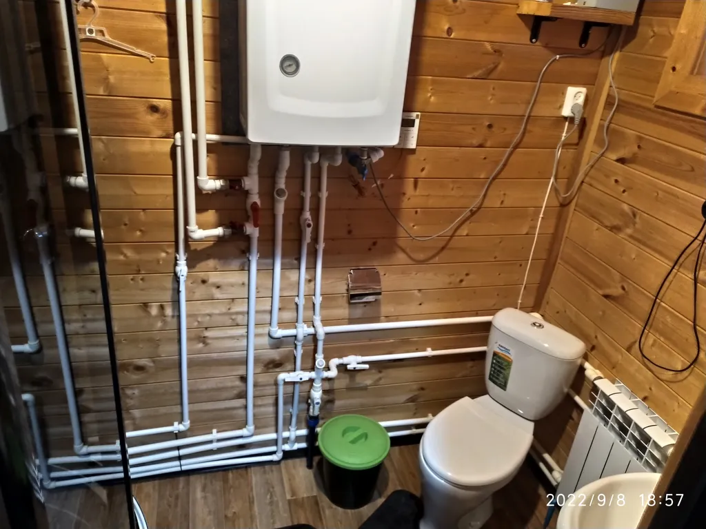 Дом рядом с озером и рекой