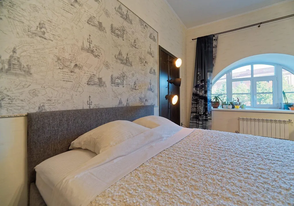 В центре, с видом на Адмиралтейский канал и "Новую Голландию"