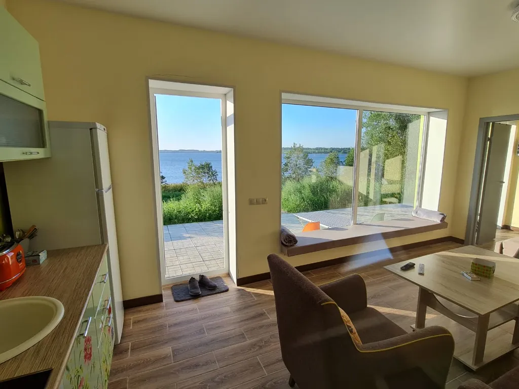 Панорамный дом с видом на воду, на берегу Вазузского водохранилища