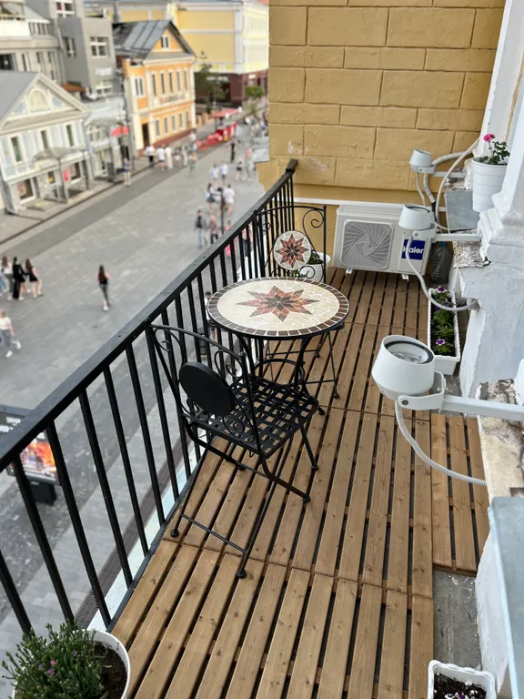 Уютный лофт с историческим балконом на главной улице