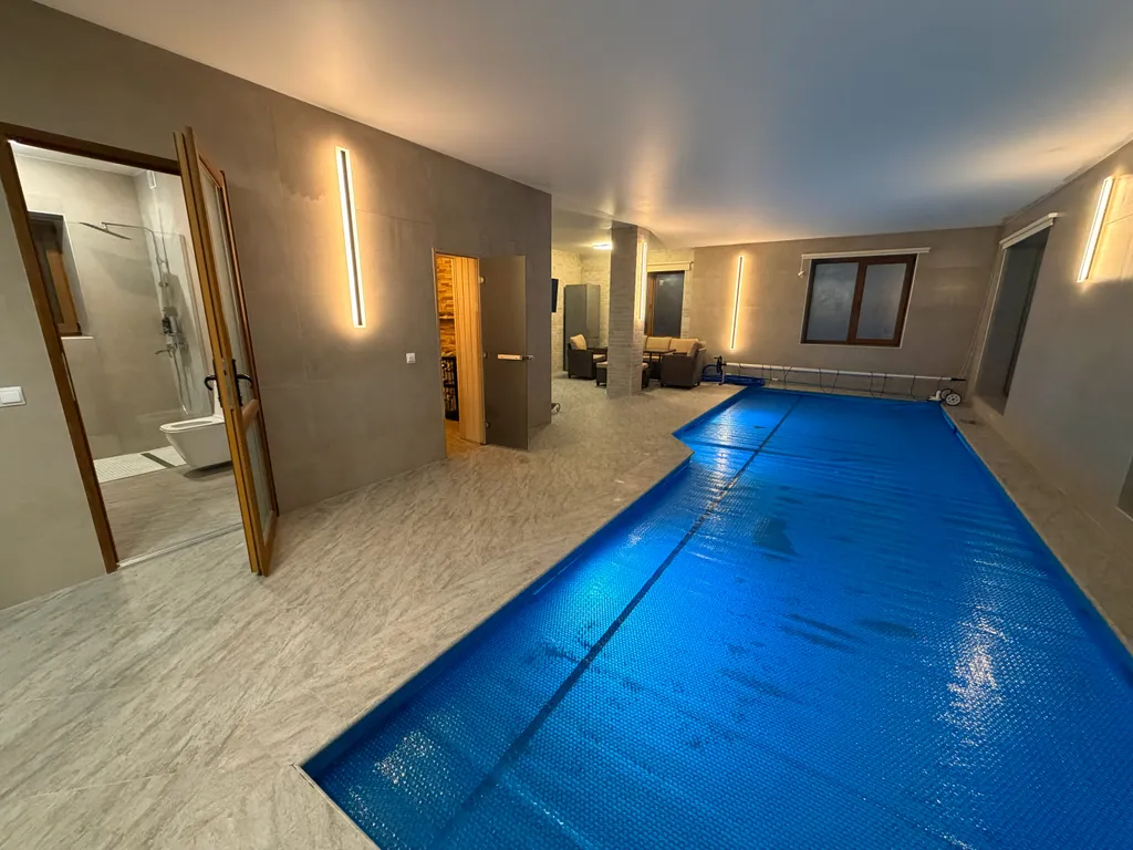 Дом с бассейном и 6 спальнями