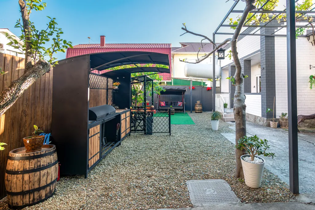 Домик коралл с бассейном в центре