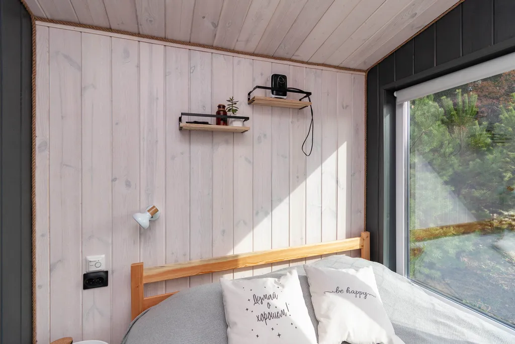 Темный домик на опушке леса