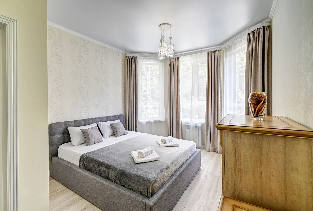 Коттедж с бассейном возле леса