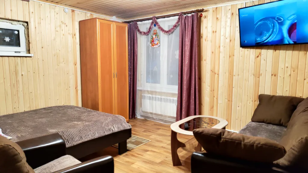 Коттедж Коттедж с баней, чаном и детской площадкой с батутом у озера, в бору — Ланино