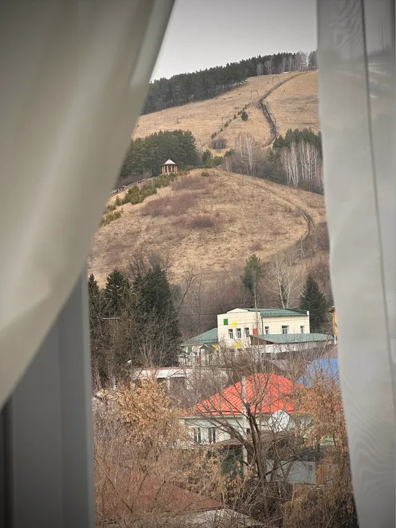 Солнечная квартира в центре города с видом на гору