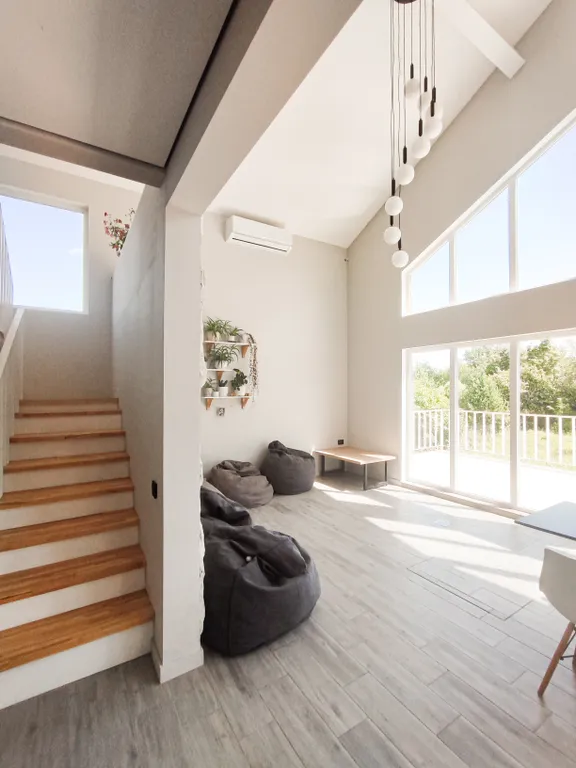 Современный дом с панорамными окнами и сауной