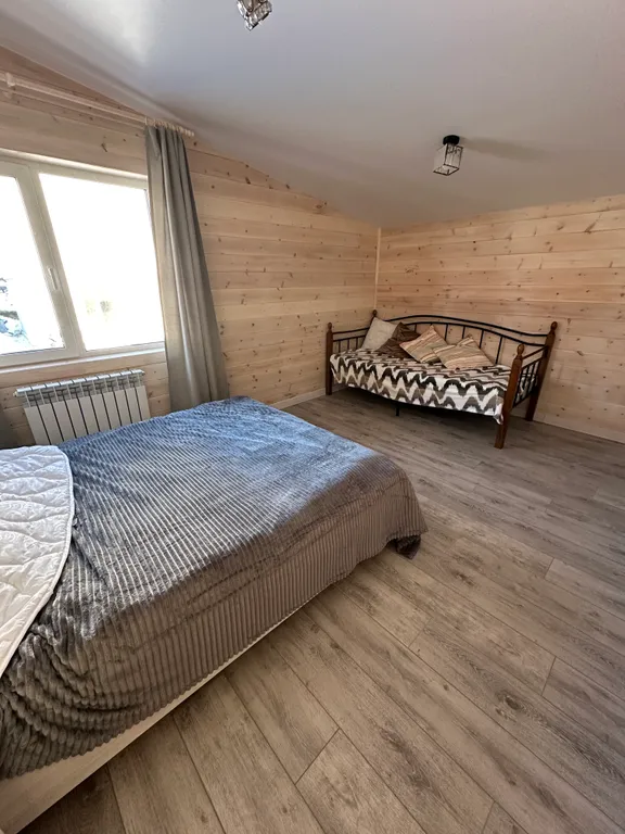 Двухэтажный дом с видом на горы