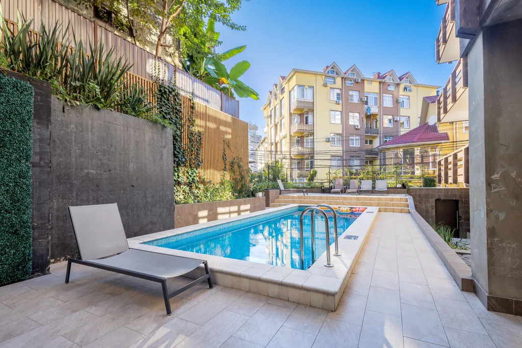 Квартира MyHomeYourHome в клубном доме с бассейном