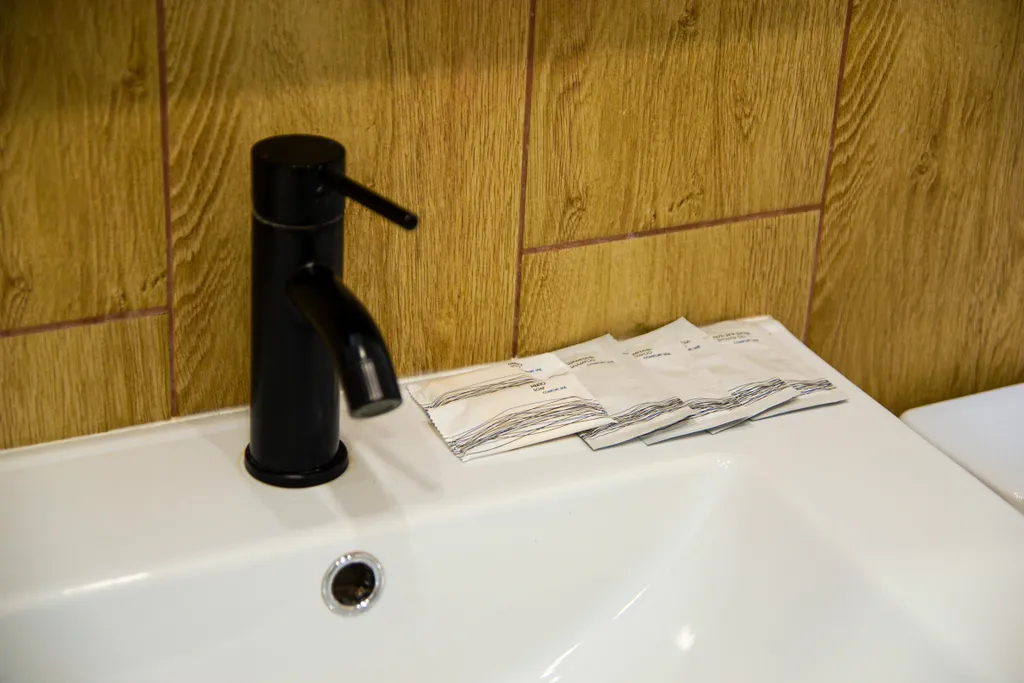 Современный дизайн и панорамный балкон в студии