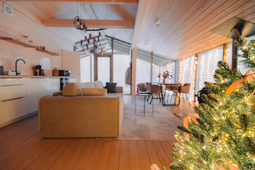 Уютный дом с панорамными окнами и видом на природу