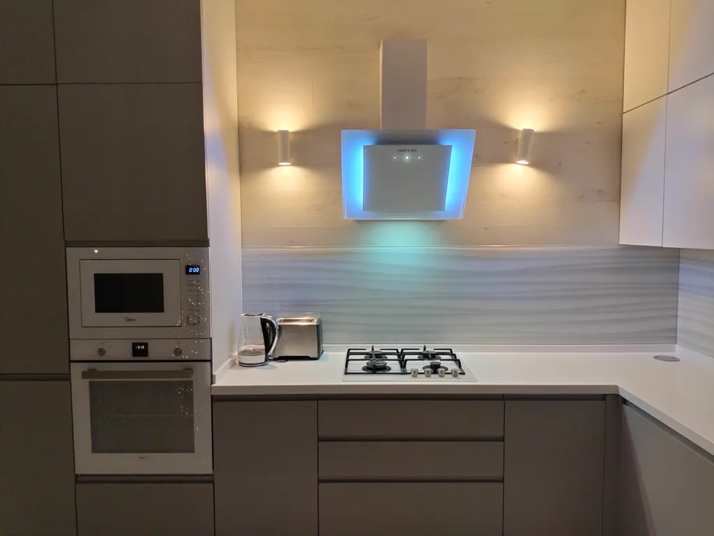 Уютный коттедж с дровяным камином, в окружении лесного массива