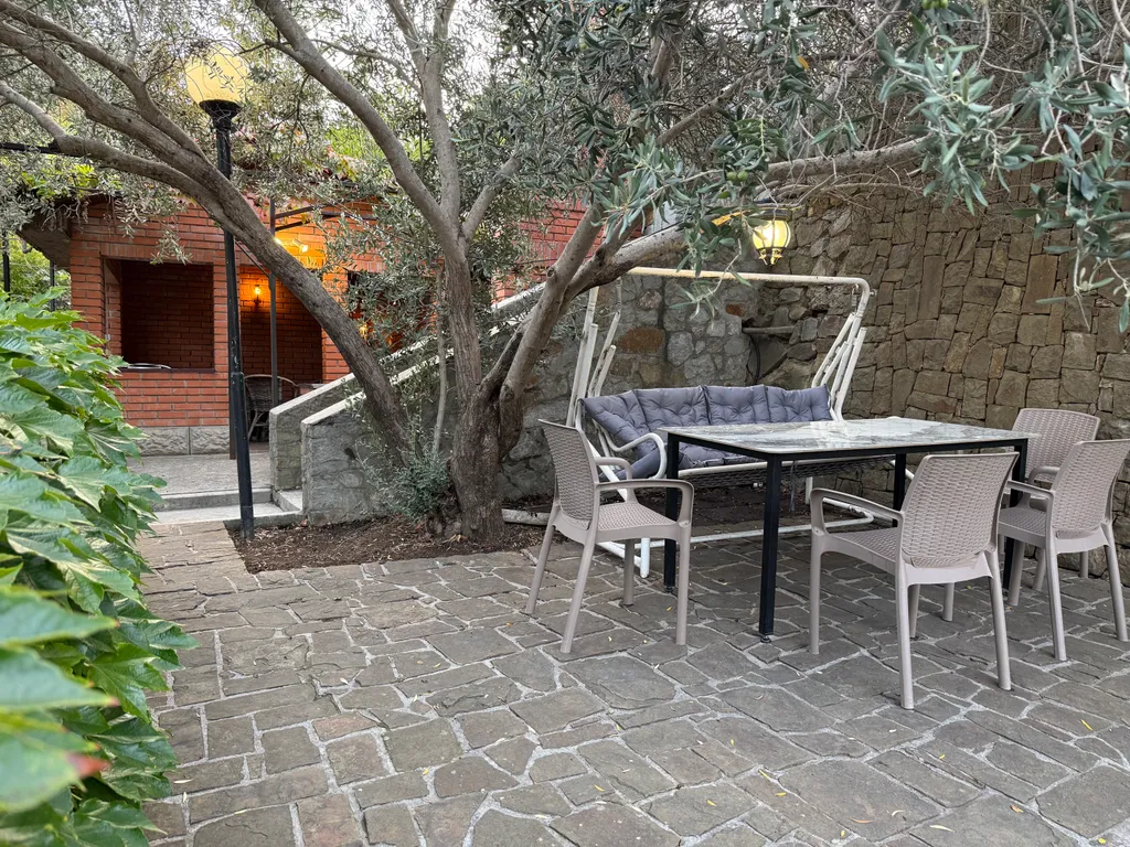 Солнце Ялты у моря с теплым бассейном