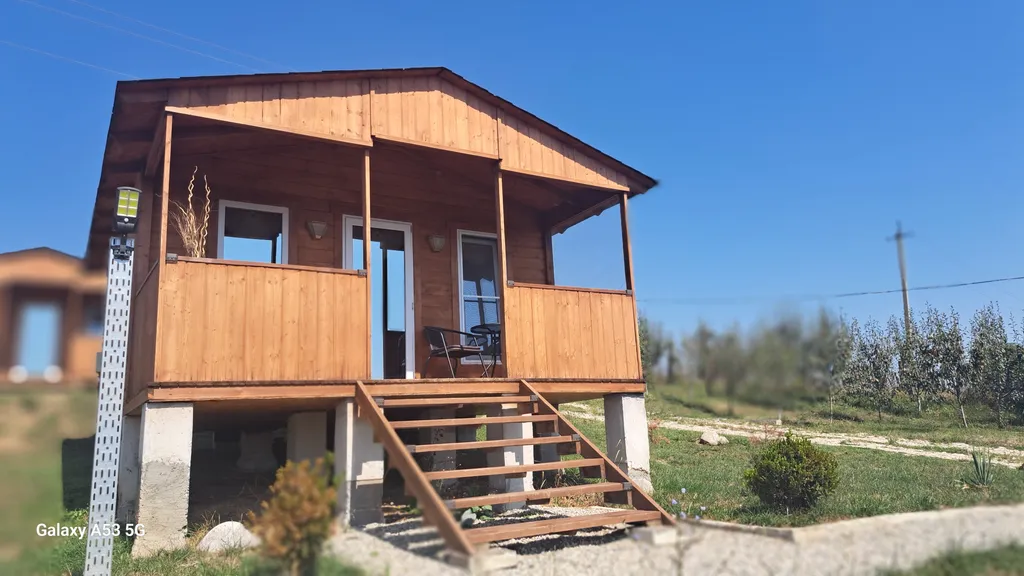 Домик с видом на лес и горы