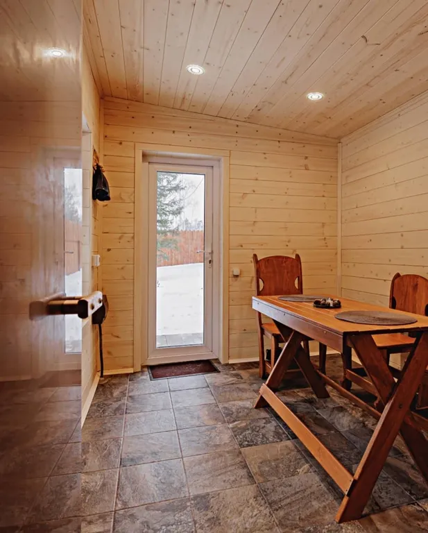 Уютный дом в черте города в окружении леса