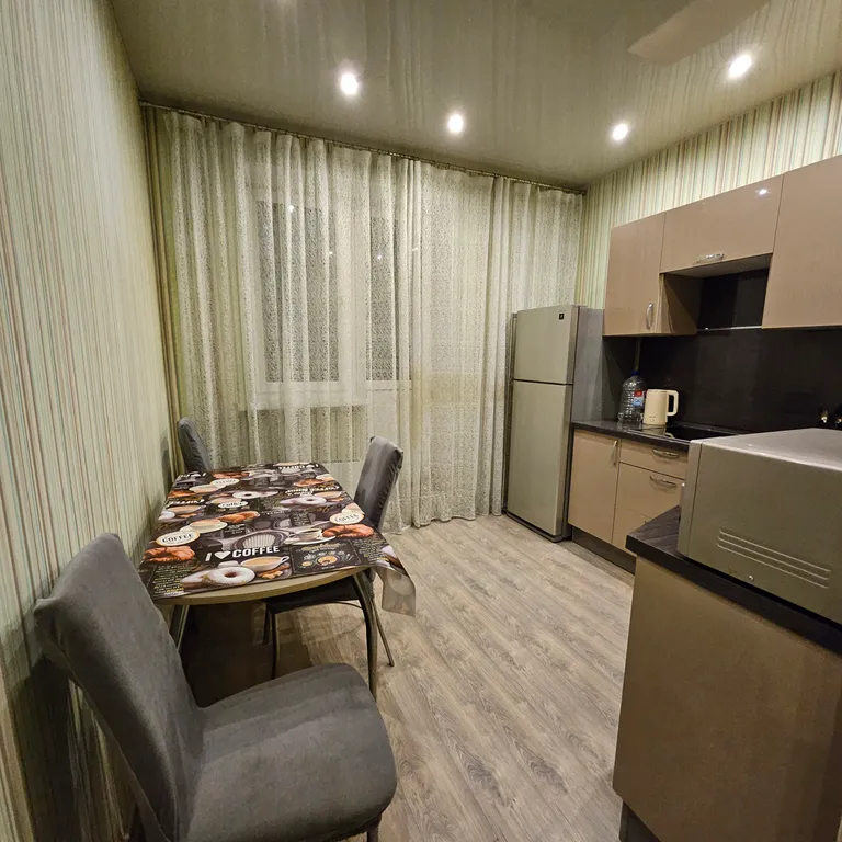 Большая квартира с лоджией в центре города