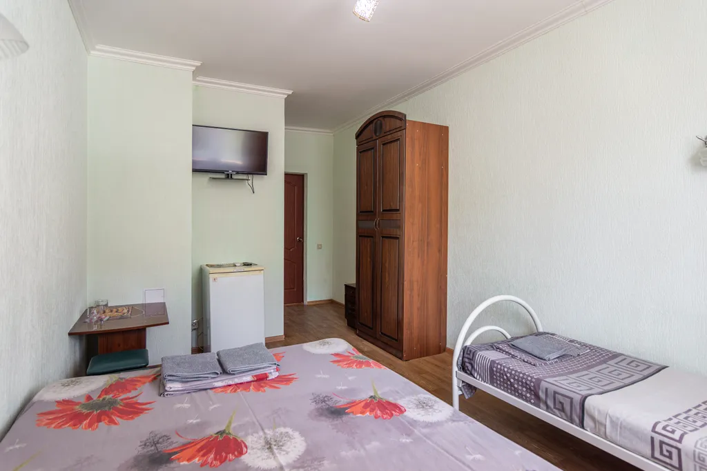 Номер с видом на горы и бассейн.