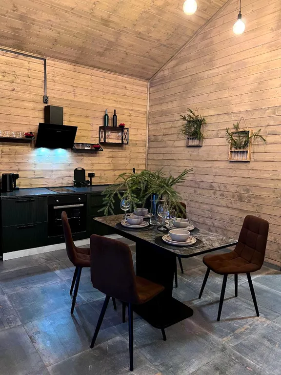 Дом в стиле барнхаус с японской купелью фурако на террасе