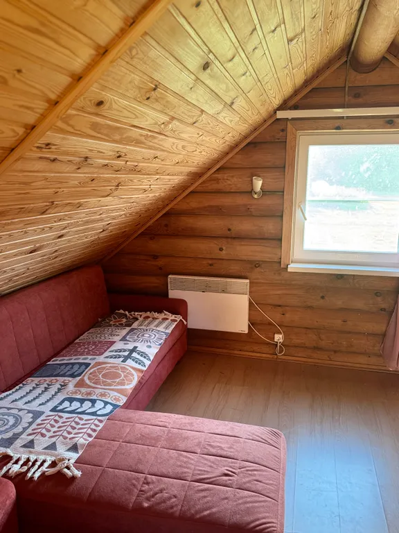 Деревянный дом из сруба на огромном участке с собственным берегом