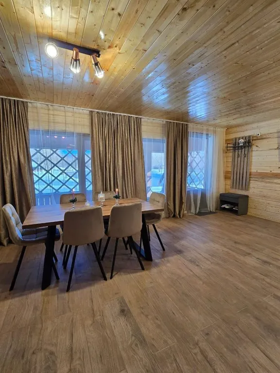 Домик возле озера