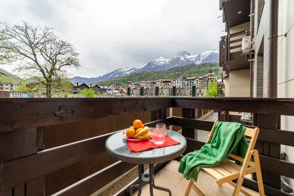 Просторная студия с балконом и видом на горы